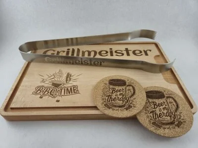 Holzbrett<br />Grillzange<br />Untersetzer